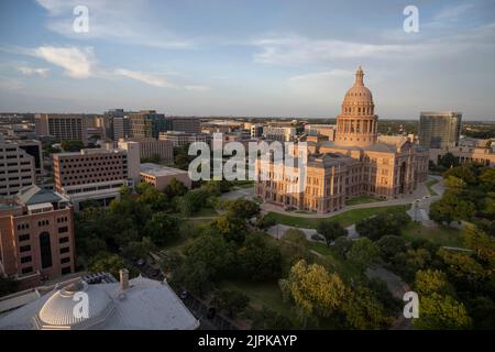 Austin Texas USA, August 7 2022: Panoramasicht auf das Texas Capitol in nordöstlicher Richtung von der Ecke 12. und Colorado in der Innenstadt von Austin. Das 302 Meter hohe Bauwerk wurde 1888 vom in Detroit ansässigen Architekten Elijah E. Myers entworfen und gebaut. ©Bob Daemmrich Stockfoto