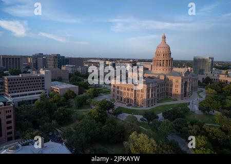 Austin Texas USA, August 7 2022: Panoramasicht auf das Texas Capitol in nordöstlicher Richtung von der Ecke 12. und Colorado in der Innenstadt von Austin. Das 302 Meter hohe Bauwerk wurde 1888 vom in Detroit ansässigen Architekten Elijah E. Myers entworfen und gebaut. ©Bob Daemmrich Stockfoto