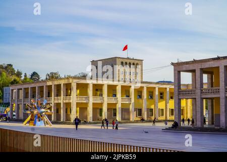 Das schöne Äußere des Nationalen Archäologischen Museums in Tirana, Albanien, vor einem blauen Himmel Stockfoto