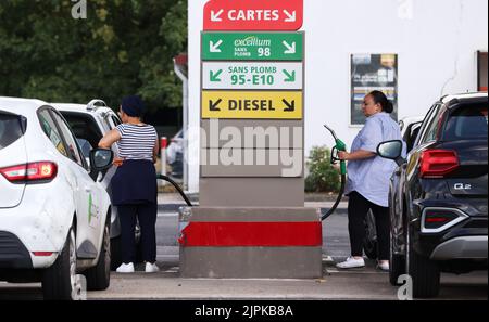 Paris, Frankreich. 18. August 2022. Menschen füllen die Tanks ihrer Autos an einer Tankstelle in der Nähe von Paris, Frankreich, 18. August 2022. Vor allem aufgrund der steigenden Preise für Dienstleistungen, Lebensmittel und in geringerem Umfang hergestellte Waren lag die jährliche Inflation in Frankreich im Juli bei 6,8 Prozent, so die Daten, die letzte Woche vom französischen Nationalen Institut für Statistik und Wirtschaftsstudien (INSEE) veröffentlicht wurden. Die Lebensmittelpreise stiegen im Juli um 6,8 Prozent von 5,8 Prozent im Juni. Kredit: Gao Jing/Xinhua/Alamy Live Nachrichten Stockfoto