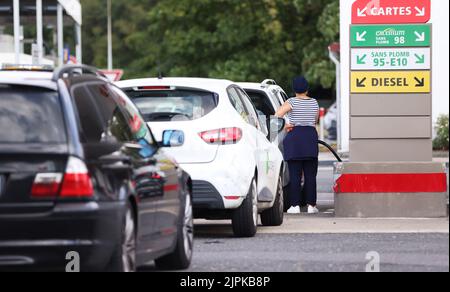 Paris, Frankreich. 18. August 2022. Eine Frau füllt den Tank ihres Autos an einer Tankstelle in der Nähe von Paris, Frankreich, 18. August 2022. Vor allem aufgrund der steigenden Preise für Dienstleistungen, Lebensmittel und in geringerem Umfang hergestellte Waren lag die jährliche Inflation in Frankreich im Juli bei 6,8 Prozent, so die Daten, die letzte Woche vom französischen Nationalen Institut für Statistik und Wirtschaftsstudien (INSEE) veröffentlicht wurden. Die Lebensmittelpreise stiegen im Juli um 6,8 Prozent von 5,8 Prozent im Juni. Kredit: Gao Jing/Xinhua/Alamy Live Nachrichten Stockfoto