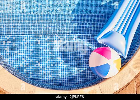 Pool, Beach Ball, Pool Floß, Pools, Holzpfosten, Strandbälle, Poolrafts Stockfoto