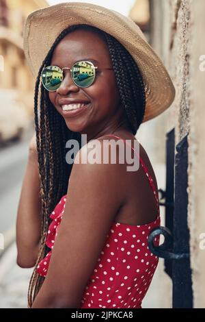 Reisen macht mich zu einem besseren Ich. Eine schöne junge Frau verbringt ihren Tag damit, eine fremde Stadt zu erkunden. Stockfoto