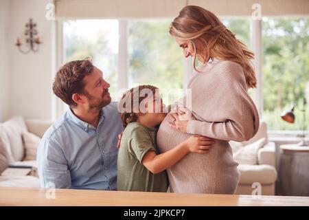 Vater, Mutter, umarmen, Freude, schwanger, Familie, Sohn, Papa, Väter, Mama, Mütter, Mama, kuscheln, umarmen, umarmen, Glück, Freuden, Schwangerschaften, Familien, Stockfoto