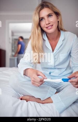 Frau, glücklich, Schwangerschaft, schwanger, Schwangerschaftstest, Weiblich, Damen, Dame, Frauen, happies, Schwangerschaften, Schwangerschaften, Schwangerschaftstests Stockfoto