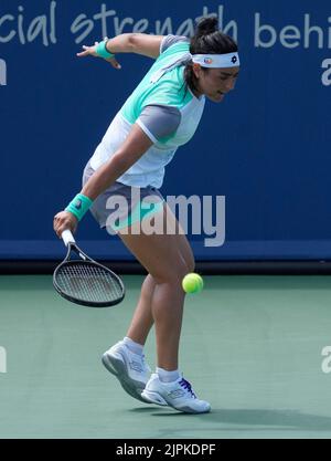 18. August 2022: Ons Jabeur (Fra) verliert gegen Petra Kvitova (CZE), 6-1, 4-6, 6-0 bei den Western & Southern Open im Lindner Family Tennis Center in Cincinnati, Ohio, {USA} © Leslie Billman/Tennisclix/Cal Sport Media Stockfoto