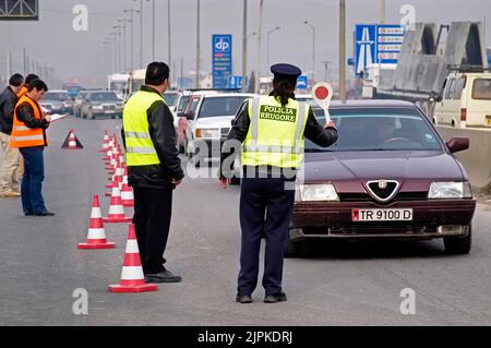 Polizei kontrolliert Verkehrsvermessung, Tirana, Albanien Stockfoto