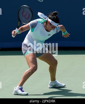 18. August 2022: Ons Jabeur (Fra) verliert gegen Petra Kvitova (CZE), 6-1, 4-6, 6-0 bei den Western & Southern Open im Lindner Family Tennis Center in Cincinnati, Ohio, {USA} © Leslie Billman/Tennisclix/Cal Sport Media Stockfoto