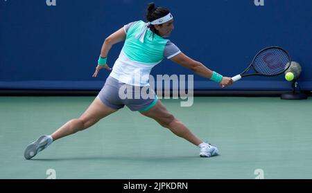 18. August 2022: Ons Jabeur (Fra) verliert gegen Petra Kvitova (CZE), 6-1, 4-6, 6-0 bei den Western & Southern Open im Lindner Family Tennis Center in Cincinnati, Ohio, {USA} © Leslie Billman/Tennisclix/Cal Sport Media Stockfoto