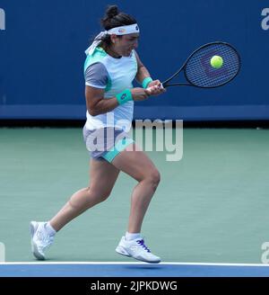 18. August 2022: Ons Jabeur (Fra) verliert gegen Petra Kvitova (CZE), 6-1, 4-6, 6-0 bei den Western & Southern Open im Lindner Family Tennis Center in Cincinnati, Ohio, {USA} © Leslie Billman/Tennisclix/Cal Sport Media Stockfoto