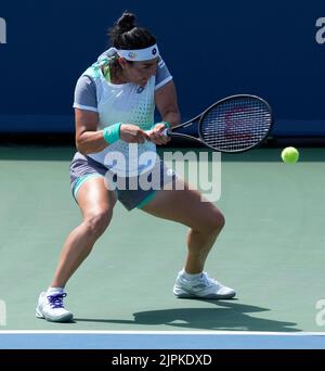 18. August 2022: Ons Jabeur (Fra) verliert gegen Petra Kvitova (CZE), 6-1, 4-6, 6-0 bei den Western & Southern Open im Lindner Family Tennis Center in Cincinnati, Ohio, {USA} © Leslie Billman/Tennisclix/Cal Sport Media Stockfoto