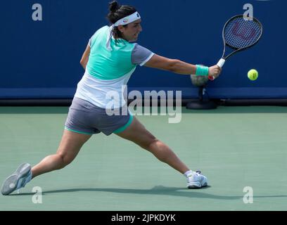 18. August 2022: Ons Jabeur (Fra) verliert gegen Petra Kvitova (CZE), 6-1, 4-6, 6-0 bei den Western & Southern Open im Lindner Family Tennis Center in Cincinnati, Ohio, {USA} © Leslie Billman/Tennisclix/Cal Sport Media Stockfoto