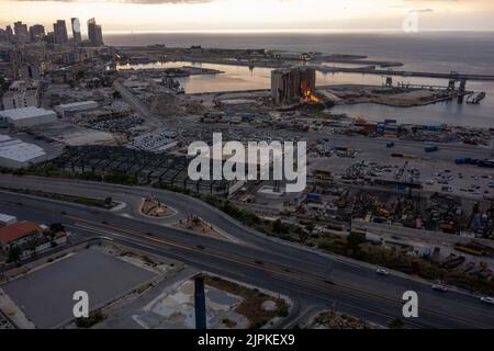 In den Getreidesilos, die bei der Explosion im Hafen von Beirut im Libanon im August 2020 schwer beschädigt wurden, setzt sich ein großer Brand fort, wie am 18. August 2022 zu sehen war. Das Feuer hat mehrere Wochen lang andauert und Teile der Silos zerstört, die Familien von Opfern als Mahnmal für die Explosion am 4. August 2020 aufbewahren und aufbewahren möchten. Foto von Ammar Abd Rabbo/ABACAPRESS.COM Stockfoto