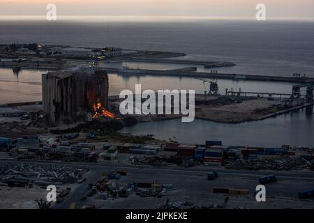 In den Getreidesilos, die bei der Explosion im Hafen von Beirut im Libanon im August 2020 schwer beschädigt wurden, setzt sich ein großer Brand fort, wie am 18. August 2022 zu sehen war. Das Feuer hat mehrere Wochen lang andauert und Teile der Silos zerstört, die Familien von Opfern als Mahnmal für die Explosion am 4. August 2020 aufbewahren und aufbewahren möchten. Foto von Ammar Abd Rabbo/ABACAPRESS.COM Stockfoto