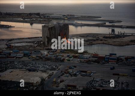 In den Getreidesilos, die bei der Explosion im Hafen von Beirut im Libanon im August 2020 schwer beschädigt wurden, setzt sich ein großer Brand fort, wie am 18. August 2022 zu sehen war. Das Feuer hat mehrere Wochen lang andauert und Teile der Silos zerstört, die Familien von Opfern als Mahnmal für die Explosion am 4. August 2020 aufbewahren und aufbewahren möchten. Foto von Ammar Abd Rabbo/ABACAPRESS.COM Stockfoto