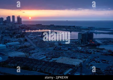 In den Getreidesilos, die bei der Explosion im Hafen von Beirut im Libanon im August 2020 schwer beschädigt wurden, setzt sich ein großer Brand fort, wie am 18. August 2022 zu sehen war. Das Feuer hat mehrere Wochen lang andauert und Teile der Silos zerstört, die Familien von Opfern als Mahnmal für die Explosion am 4. August 2020 aufbewahren und aufbewahren möchten. Foto von Ammar Abd Rabbo/ABACAPRESS.COM Stockfoto