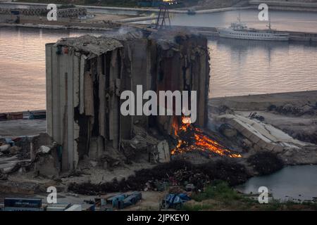 In den Getreidesilos, die bei der Explosion im Hafen von Beirut im Libanon im August 2020 schwer beschädigt wurden, setzt sich ein großer Brand fort, wie am 18. August 2022 zu sehen war. Das Feuer hat mehrere Wochen lang andauert und Teile der Silos zerstört, die Familien von Opfern als Mahnmal für die Explosion am 4. August 2020 aufbewahren und aufbewahren möchten. Foto von Ammar Abd Rabbo/ABACAPRESS.COM Stockfoto