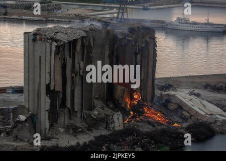 In den Getreidesilos, die bei der Explosion im Hafen von Beirut im Libanon im August 2020 schwer beschädigt wurden, setzt sich ein großer Brand fort, wie am 18. August 2022 zu sehen war. Das Feuer hat mehrere Wochen lang andauert und Teile der Silos zerstört, die Familien von Opfern als Mahnmal für die Explosion am 4. August 2020 aufbewahren und aufbewahren möchten. Foto von Ammar Abd Rabbo/ABACAPRESS.COM Stockfoto