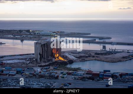 In den Getreidesilos, die bei der Explosion im Hafen von Beirut im Libanon im August 2020 schwer beschädigt wurden, setzt sich ein großer Brand fort, wie am 18. August 2022 zu sehen war. Das Feuer hat mehrere Wochen lang andauert und Teile der Silos zerstört, die Familien von Opfern als Mahnmal für die Explosion am 4. August 2020 aufbewahren und aufbewahren möchten. Foto von Ammar Abd Rabbo/ABACAPRESS.COM Stockfoto