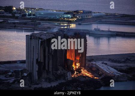 In den Getreidesilos, die bei der Explosion im Hafen von Beirut im Libanon im August 2020 schwer beschädigt wurden, setzt sich ein großer Brand fort, wie am 18. August 2022 zu sehen war. Das Feuer hat mehrere Wochen lang andauert und Teile der Silos zerstört, die Familien von Opfern als Mahnmal für die Explosion am 4. August 2020 aufbewahren und aufbewahren möchten. Foto von Ammar Abd Rabbo/ABACAPRESS.COM Stockfoto