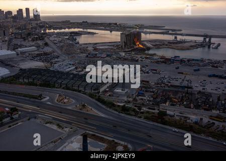 In den Getreidesilos, die bei der Explosion im Hafen von Beirut im Libanon im August 2020 schwer beschädigt wurden, setzt sich ein großer Brand fort, wie am 18. August 2022 zu sehen war. Das Feuer hat mehrere Wochen lang andauert und Teile der Silos zerstört, die Familien von Opfern als Mahnmal für die Explosion am 4. August 2020 aufbewahren und aufbewahren möchten. Foto von Ammar Abd Rabbo/ABACAPRESS.COM Stockfoto