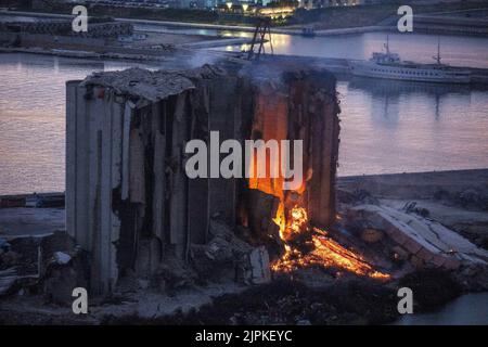 In den Getreidesilos, die bei der Explosion im Hafen von Beirut im Libanon im August 2020 schwer beschädigt wurden, setzt sich ein großer Brand fort, wie am 18. August 2022 zu sehen war. Das Feuer hat mehrere Wochen lang andauert und Teile der Silos zerstört, die Familien von Opfern als Mahnmal für die Explosion am 4. August 2020 aufbewahren und aufbewahren möchten. Foto von Ammar Abd Rabbo/ABACAPRESS.COM Stockfoto