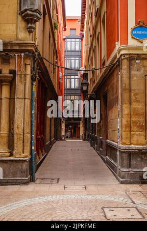 Blick auf die Straße von der historischen Altstadt von Bilbao, Spanien. Stockfoto