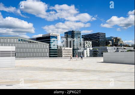 OSLO, NORWEGEN – 10. JULI 2022: Oslo, Ansicht der Bar Code-Gebäude von der National Opera House Stockfoto