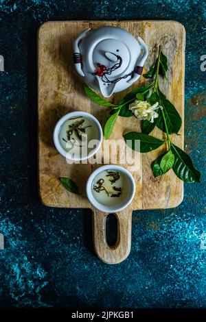 Gesunder grüner Tee und Gardenia Blume Stockfoto