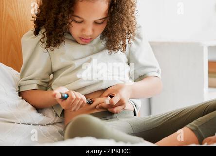 Diabetes, Insulin und diabetisches Mädchen, das in ihrem Schlafzimmer eine Behandlung als Gesundheitsmorgendprogramm zu Hause einspritzt. Medizin, Haus und Tests zu überwachen Stockfoto