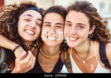 Schönheit ist glücklich mit deinen Freunden. Freundinnen im Urlaub. Stockfoto
