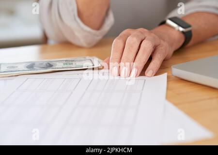 Hände einer älteren Frau, die ihre Rechnungen überprüft Stockfoto