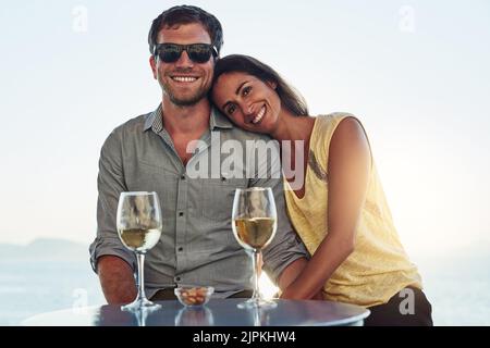 Dieses Datum hätte nicht besser sein können. Ein glückliches Paar auf einem romantischen Date. Stockfoto
