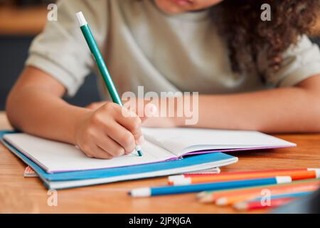 Kreatives Zicklein zeichnen, schreiben und färben im Buch für Hauptschule, Ausbildung und Wissen im Klassenzimmer oder in der Bibliothek. Vorschule, Grundschule oder Stockfoto