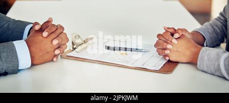 Paar Hand unterzeichnen legale Scheidungsdokumente, Vertrag oder Papier-Deal in einem Anwaltsbüro mit Ring auf dem Tisch platziert. Frau und Mann mit Unterschrift auf Stockfoto