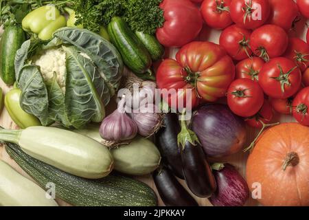 Viele verschiedene Obst Gemüse Gemüse auf dem Tisch Stockfoto