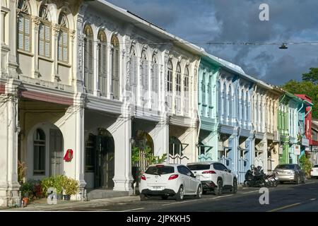 Eine Reihe verschiedenfarbiger chinesisch-portugiesischer oder peranakan-Häuser in der Dibuk Road im Altstadtdenkmal von Phuket Town, Phuket, Thailand Stockfoto
