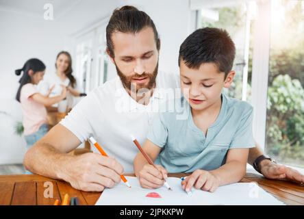 Vater und Sohn verbinden, zeichnen und lernen mit der Familie im Hintergrund zu Hause. Kleiner Junge und sein männlicher Elternteil färben sich ein und haben Spaß Stockfoto