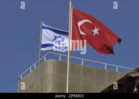 Die türkische Flagge flattert am 18. August 2022 in Tel Aviv, Israel, über der Botschaft der Türkei in der Hayarkon-Straße. Israel und die Türkei haben gestern angekündigt, ihre diplomatischen Beziehungen wiederherzustellen und Botschafter in die Länder des jeweils anderen zurückzugeben, nachdem sie 2018 wegen der Tötung von 60 Palästinensern durch die israelische Armee während der Proteste an der Grenze zu Gaza zurückgerufen wurden. Stockfoto