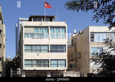 Die türkische Flagge flattert am 18. August 2022 in Tel Aviv, Israel, über der Botschaft der Türkei in der Hayarkon-Straße. Israel und die Türkei haben gestern angekündigt, ihre diplomatischen Beziehungen wiederherzustellen und Botschafter in die Länder des jeweils anderen zurückzugeben, nachdem sie 2018 wegen der Tötung von 60 Palästinensern durch die israelische Armee während der Proteste an der Grenze zu Gaza zurückgerufen wurden. Stockfoto