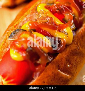 Die Nahaufnahme eines Hot Dog Sandwiches mit Senf und Ketchup-Sauce Stockfoto