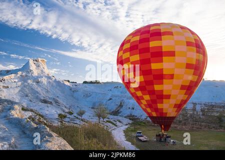 Heißluftballon fliegt über Travertin Pools Kalksteinterrassen Pamukkale Türkei Stockfoto