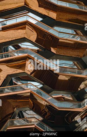 Eine vertikale Aufnahme der Schiffstreppe in den Hudson Yards in New York Stockfoto