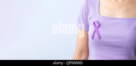 Violettes Band für Gewalt, Bauchspeicheldrüse, Ösophagus, Hodenkrebs, Alzheimer, Epilepsie, Lupus, Sarkoidose und Fibromyalgie. Awareness Month und W Stockfoto