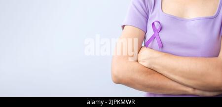 Violettes Band für Gewalt, Bauchspeicheldrüse, Ösophagus, Hodenkrebs, Alzheimer, Epilepsie, Lupus, Sarkoidose und Fibromyalgie. Awareness Month und W Stockfoto