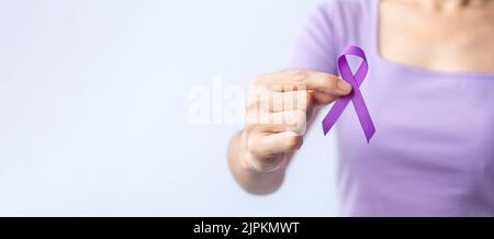 Violettes Band für Gewalt, Bauchspeicheldrüse, Ösophagus, Hodenkrebs, Alzheimer, Epilepsie, Lupus, Sarkoidose und Fibromyalgie. Awareness Month und W Stockfoto