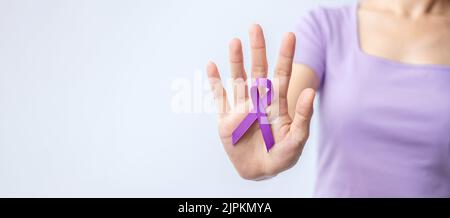 Violettes Band für Gewalt, Bauchspeicheldrüse, Ösophagus, Hodenkrebs, Alzheimer, Epilepsie, Lupus, Sarkoidose und Fibromyalgie. Awareness Month und W Stockfoto