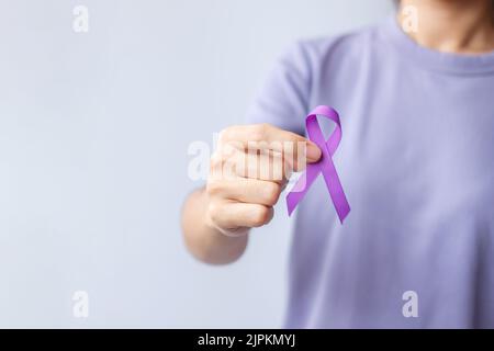 Violettes Band für Gewalt, Bauchspeicheldrüse, Ösophagus, Hodenkrebs, Alzheimer, Epilepsie, Lupus, Sarkoidose und Fibromyalgie. Awareness Month und W Stockfoto