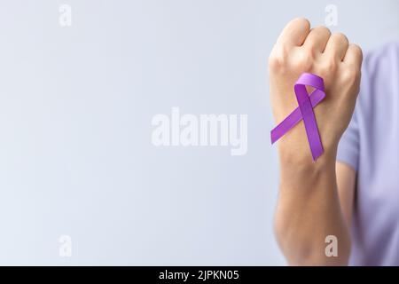 Violettes Band für Gewalt, Bauchspeicheldrüse, Ösophagus, Hodenkrebs, Alzheimer, Epilepsie, Lupus, Sarkoidose und Fibromyalgie. Awareness Month und W Stockfoto