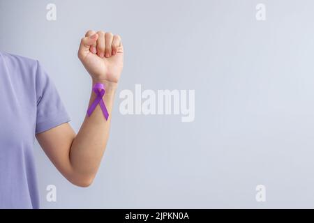 Violettes Band für Gewalt, Bauchspeicheldrüse, Ösophagus, Hodenkrebs, Alzheimer, Epilepsie, Lupus, Sarkoidose und Fibromyalgie. Awareness Month und W Stockfoto